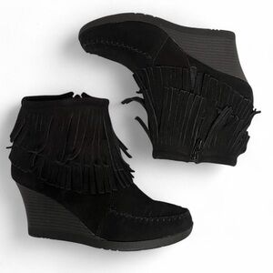 Minnetonka Fringe Black Wedge Ankle Boots | Women’s 7.5